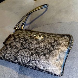 COACH SIGNATURE CANVAS WRISTLET.